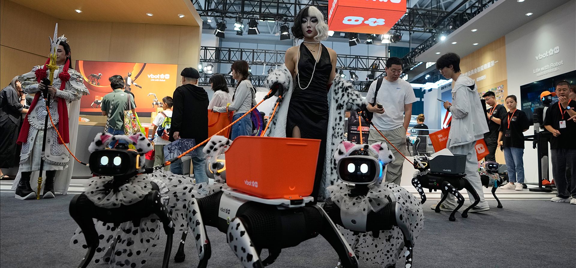 Modelos exhiben sus perros robóticos con elaborados disfraces en un stand durante la Conferencia Mundial de Robótica en el Centro Internacional de Convenciones y Exposiciones Beiren Yichuang en Beijing, el miércoles 19 de agosto de 2026. (Foto AP/Andy Wong)