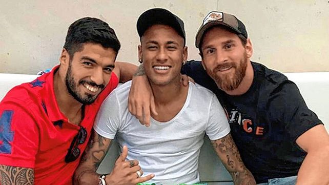 Luis Suárez salió a respaldar a Messi y Neymar