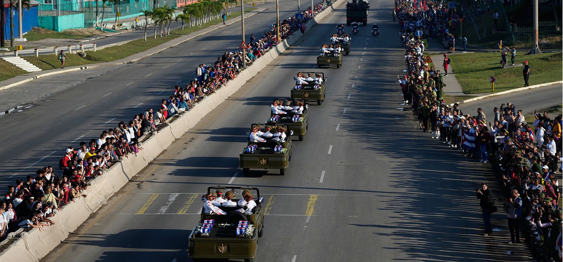 Una caravana transporta los ataúdes de los oficiales cubanos asesinados durante la operación estadounidense en Venezuela que capturó al presidente venezolano Nicolás Maduro por La Habana, Cuba, el jueves 15 de enero de 2026. (Foto AP/Ramon Espinosa)