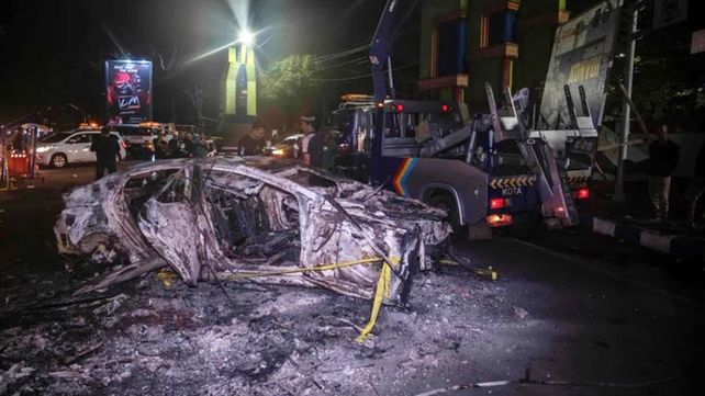 Un partido de fútbol de la liga de Indonesia tuvo un saldo fatal de al menos 125 muertes tras una invasión al campo de juego. Hay niños entre los muertos