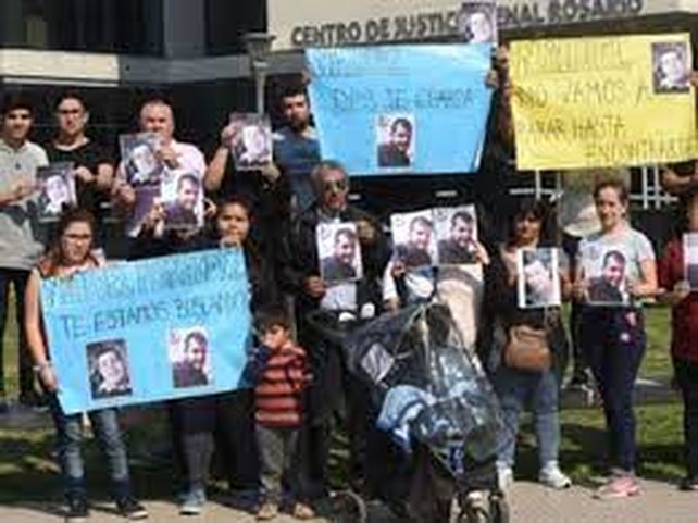 Familiares de Nahuel Fernández frente al Centro de Justicia Penal. Entonces