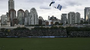 Bandas, veteranos de Malvinas y aviones en el desfile por el 25 de Mayo