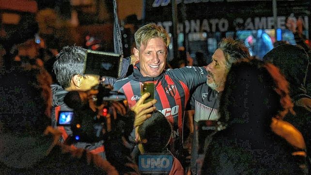 Patronato: el campeón fue recibido por sus hinchas en Paraná