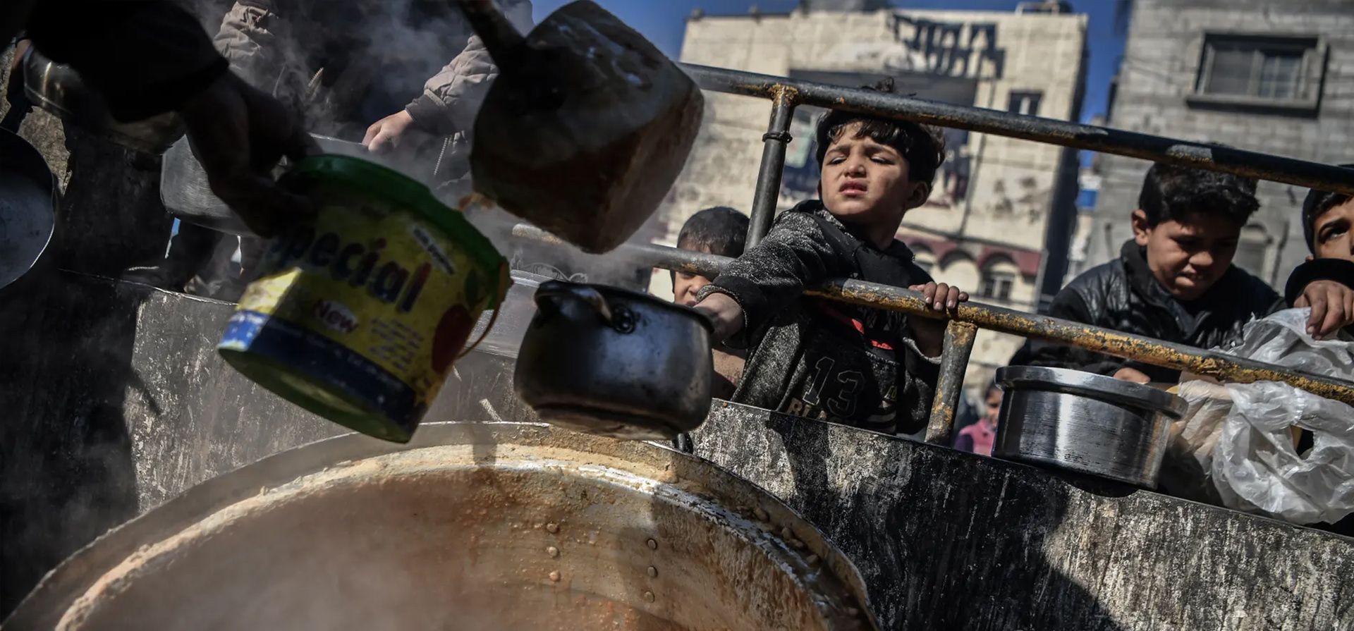 Niños palestinos sostienen sus ollas en un punto de distribución de alimentos, Rafah, Gaza. Fotografía: Anadolu/Getty Niños palestinos sostienen sus ollas en un punto de distribución de alimentos, Rafah, Gaza. Fotografía: Anadolu/Getty