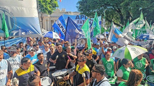 La CGT Regional Santa Fe marchó a la Legislatura por la reforma laboral: Es un retroceso para los trabajadores