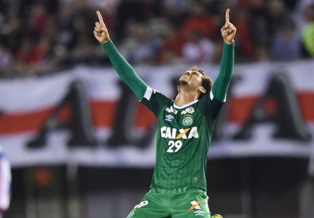 Helio Neto, el sobreviviente que soñó con el accidente, se recupera y podría volver a jugar al fútbol