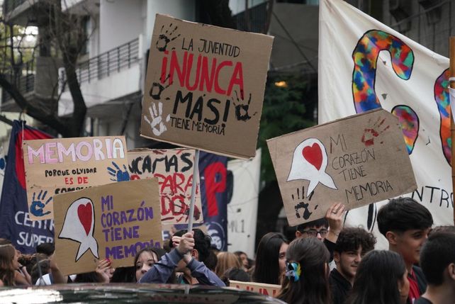 Jóvenes con memoria. Gran cantidad de estudiantes marcharon este 24 de Marzo en Rosario.