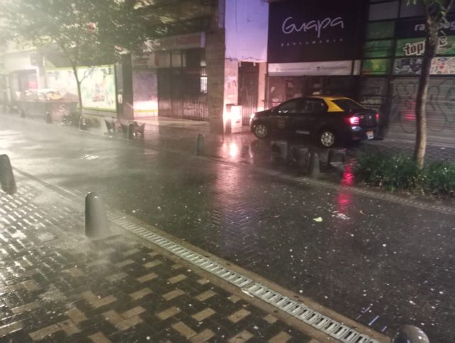 Fuerte tormenta con intensa caída de granizo en Rosario y la región
