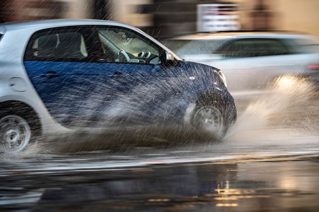 En caso de pequeñas inundaciones, circula a una velocidad razonable.