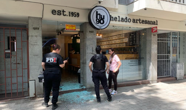 Personal de la Policía de Investigaciones en la Heladería Hugo para realizar las primeras pericias.&nbsp;