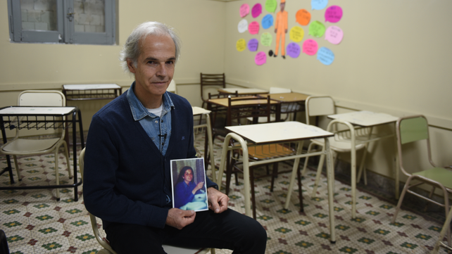 Marcelo Márquez, con la foto de su hermana María Cristina, en el ex-Liceo de Señoritas donde ella cursó. 