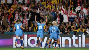 Las futbolistas de Inglaterra corren hacia la tribuna donde se encuentran sus hinchas para compartir el triunfo y la clasificación a la final.