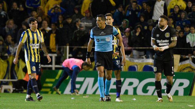 Mac Allister, Agüero y Broun van detrás de Falcón Pérez tras el gol de Solari. En ellos estaba la bronca de todo Central.
