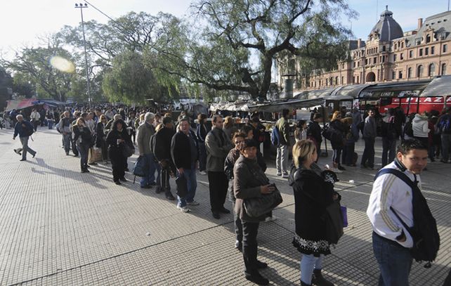 Largas colas para tomar colectivos por la huelga en el subte porteño.