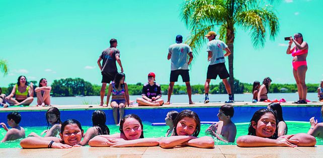 Tigre Joven funciona como un programa de viajes de egresados de primaria que recibe pasajeros de toda la provincia de Buenos Aires.