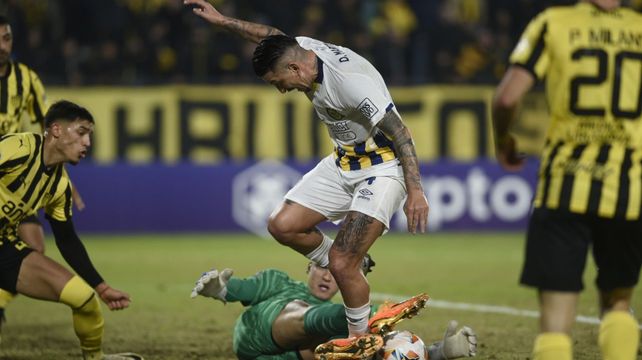Damián Martínez y la posibilidad de Central de ponerse en ventaja en Montevideo. Ahora a jugar Copa Sudamericana.
