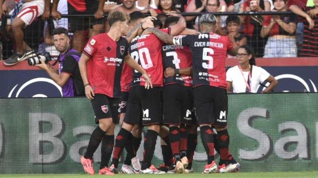 Todos rodean al 20 de Newells