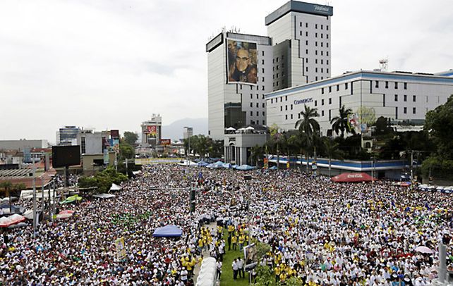 Impresionante. Multitud de fieles y mandatarios rindieron homenaje al sacerdote que abogó por los pobres.