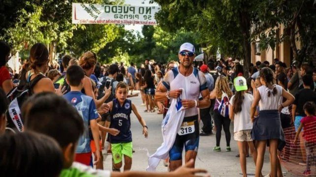 Es un clásico que el público en el Triatlón Internacional de La Paz aliente constantemente a los deportistas durante la competencia.