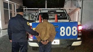 El hombre fue igual hasta la casa y se puso violento; se lo llevó la Policía.