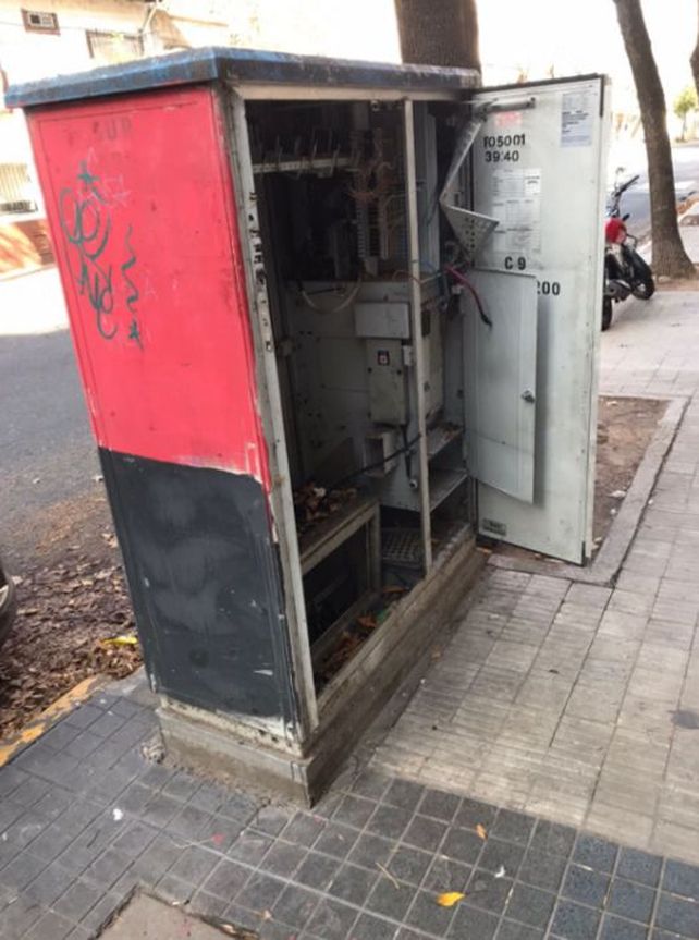 Quieren que remuevan de la calle los gabinetes de teléfono en desuso