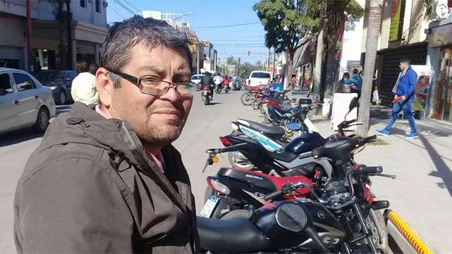 Fue a reparar una heladera, encontró 50.000 pesos escondidos y los entregó