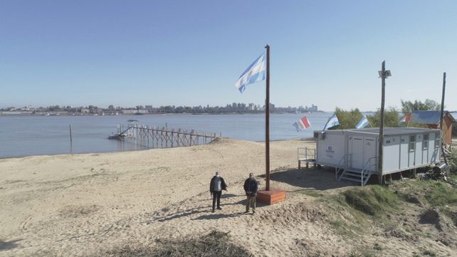Histórico izamiento de la bandera nacional en la isla Sabino Corsi