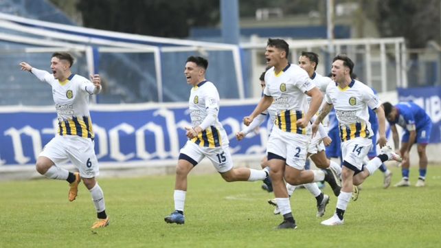 Alegría auriazul.&nbsp; Los juveniles canallas celebran la victoria por penales ante Argentino para avanzar en la Copa Santa Fe.