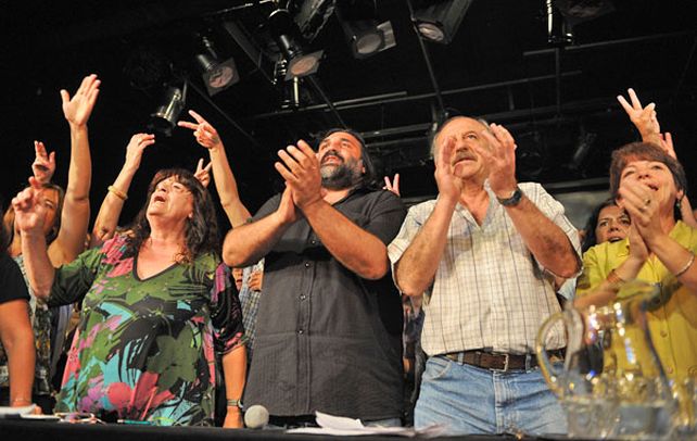Consenso. Baradel (de camisa negra) anuncia la aceptación de la propuesta.