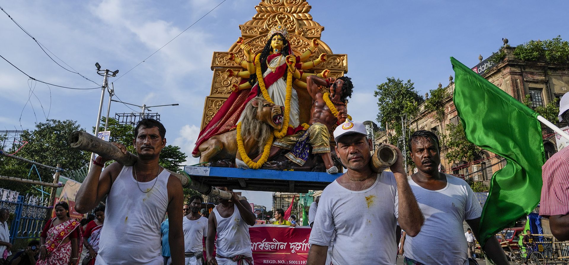 Creyentes llevan un ídolo de arcilla de la diosa hindú Durga en el hombro mientras participan en una procesión para celebrar el reconocimiento de Durga Puja por parte de la UNESCO, en Calcuta, India, el jueves 1 de septiembre de 2022. Se ha inscrito