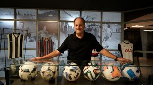 La pelota la maneja Roberto Gasparini, el Pato, que dejó una huella imborrable en Central y habló de todo en el paso de Ovación por Córdoba.