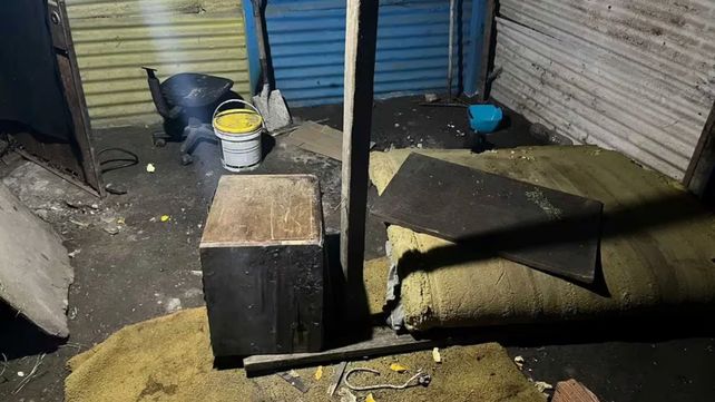 El lugar donde el pibe de 15 años fue mantenido cautivo. Lo torturaron arrojándole plástico derretido en sus manos y su pecho. 