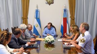 El intendente uruguayense, a la derecha de Bordet, anunció los nuevos destacamentos policiales.