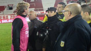 Cara a cara. Heinze defendió a sus jugadores ante Lobo Medina.