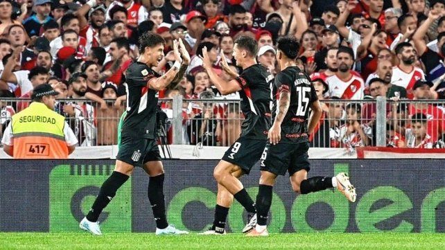 Estudiantes superó a River en el Monumental y es líder en la zona A Estudiantes superó a River en el Monumental y es líder en la zona A