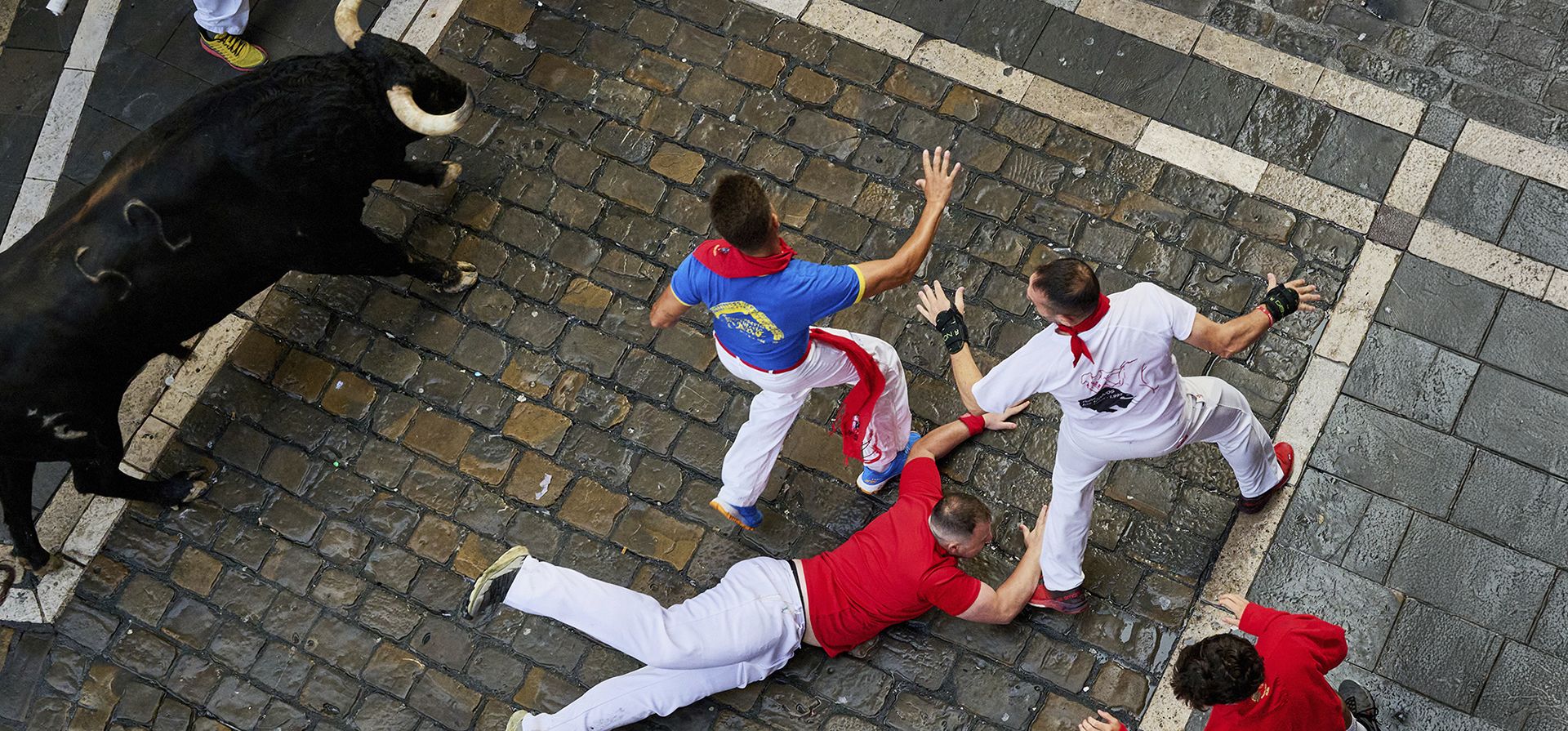 Los juerguistas corren con toros de la ganadería Fuente Ymbro durante el primer día de encierro en las fiestas de San Fermín en Pamplona, España, el lunes 7 de julio de 2025. (Foto AP/Miguel Oses) Los juerguistas corren con toros de la ganadería Fuente Ymbro durante el primer día de encierro en las fiestas de San Fermín en Pamplona, España, el lunes 7 de julio de 2025. (Foto AP/Miguel Oses)