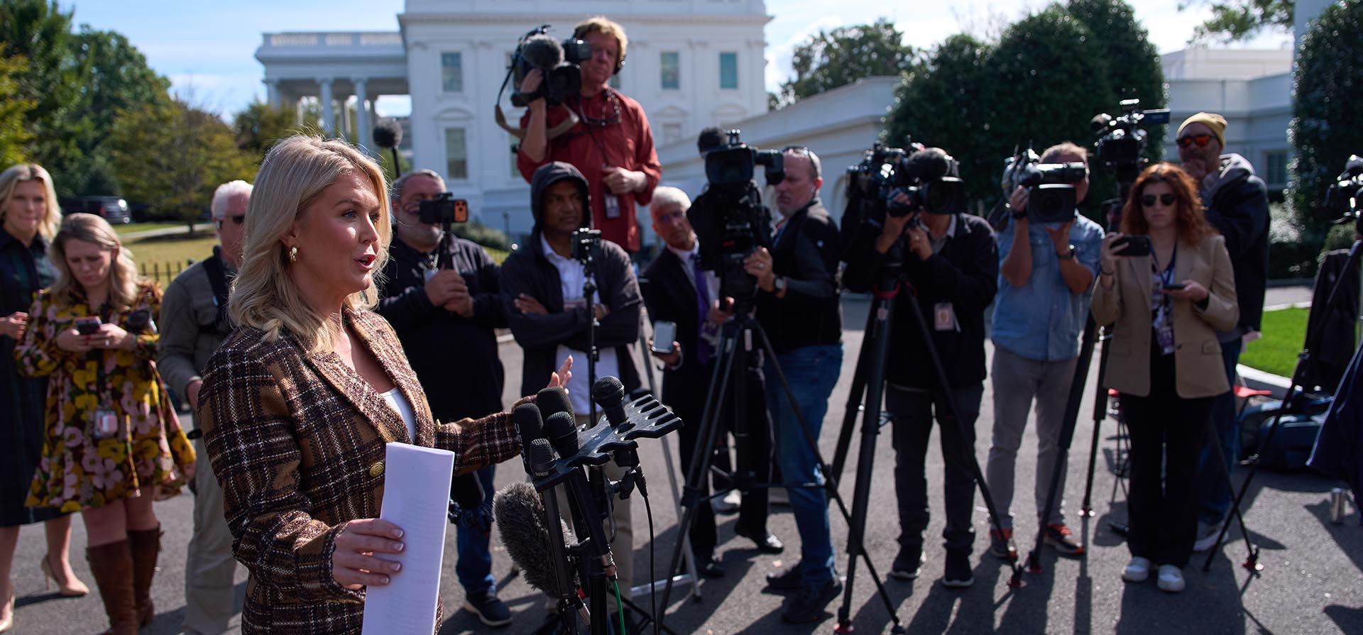 La secretaria de prensa de la Casa Blanca, Karoline Leavitt, habla con periodistas en la Casa Blanca, el jueves 2 de octubre de 2025, en Washington. (Foto AP/Evan Vucci) La secretaria de prensa de la Casa Blanca, Karoline Leavitt, habla con periodistas en la Casa Blanca, el jueves 2 de octubre de 2025, en Washington. (Foto AP/Evan Vucci)