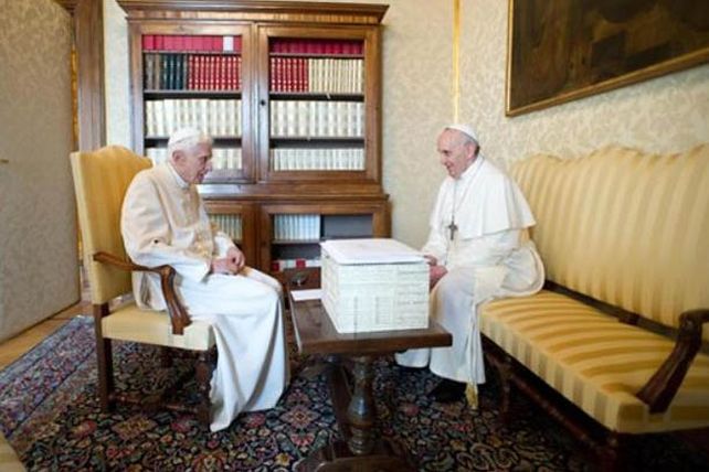 Histórico encuentro de los papas Francisco y Benedicto XVI