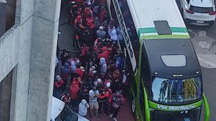 Una buena cantidad de hinchas caracterizados rodearon el colectivo del plantel tras la derrota del sábado con Godoy Cruz.