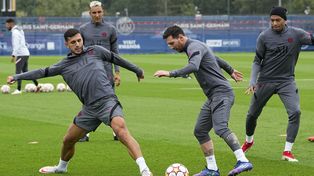 Leandro Paredes y Leo Messi en una práctica de la selección. Pese a aquella pelea, son muy amigos.