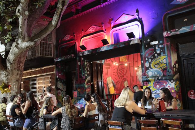Gastronomía con clientes y restringida. La modalidad que funciona esta semana admite comensales hasta las 17