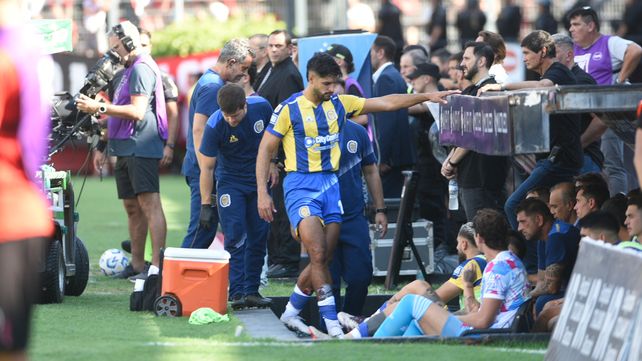 Facundo Mallo ya dejó el campo de juego tras la lesión. Fue un clásico atípico para el uruguayo.