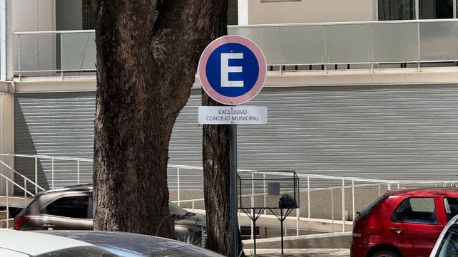 Proponen canon. Buscan cobrar estacionamiento a funcionarios y concejales frente al municipio para financiar obras de movilidad urbana.