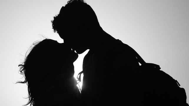 La razón por la que inclinamos la cabeza para besarnos