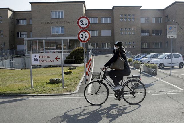 Norte del país. Una ciclista pasa frente al hospital de Codogno