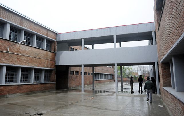 Dilación. Delegados de Amsafé recorrieron las instalaciones en obras y lamentaron las condiciones que genera en la comunidad educativa la falta del edificio.
