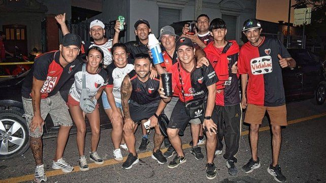 Los hinchas de Colón en la previa al partido contra Ferro.