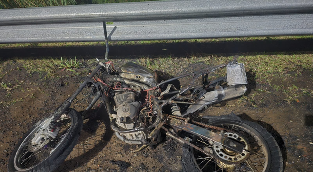 Así quedó la moto incendiada por un hombre al que le dio positiva la prueba de alcoholemia