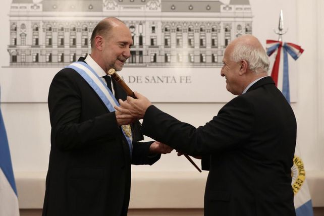 Perotti recibió los atributos de mando por parte de Miguel Lifschitz