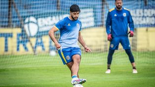 Facundo Mallo le pega, con Fatu Broun mirando atento. El defensor seguirá en el equipo, el arquero vuelve en Rosario Central para medirse con San Lorenzo.